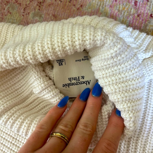 Women’s cropped Abercrombie sweater- brand new worn never. - Picture 1 of 2